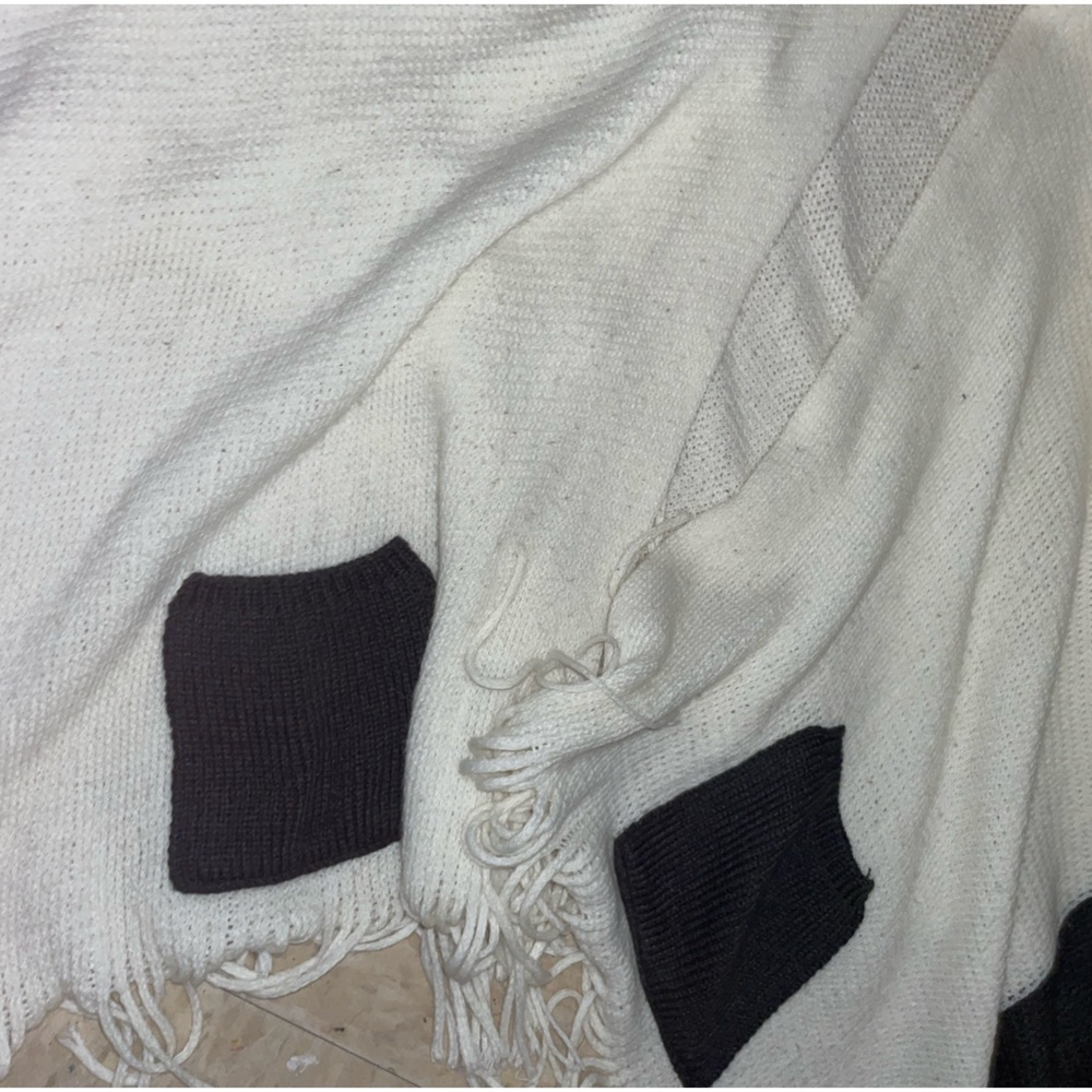 Poncho - Picture 3 of 4